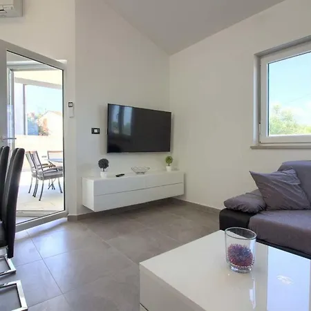 Vila Sissano Mit Privatem Pool In Naehe