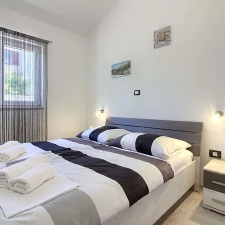 Sissano Mit Privatem Pool In Naehe