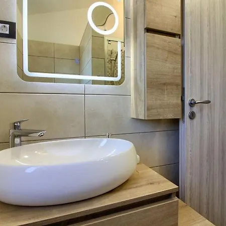Sissano Mit Privatem Pool In Naehe Vila *