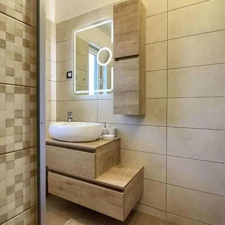Sissano Mit Privatem Pool In Naehe