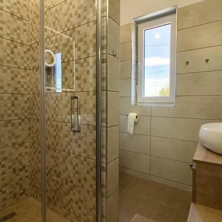 Sissano Mit Privatem Pool In Naehe Vila