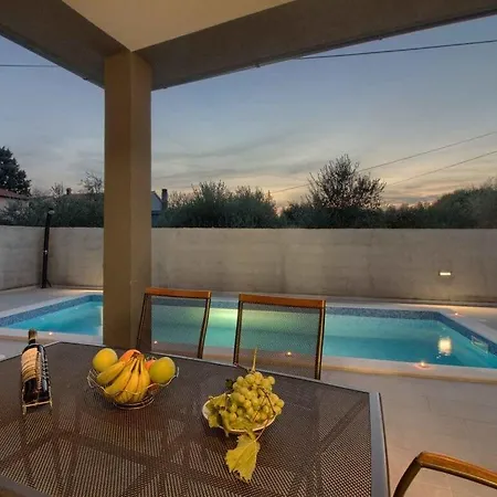 Vila Sissano Mit Privatem Pool In Naehe *