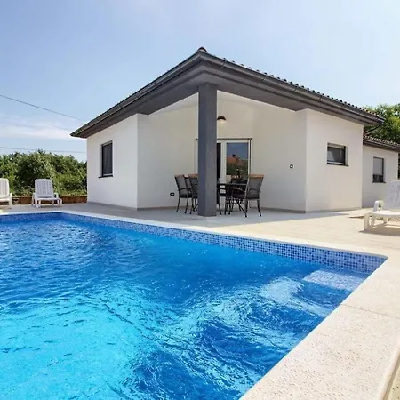 Sissano Mit Privatem Pool In Naehe Pula