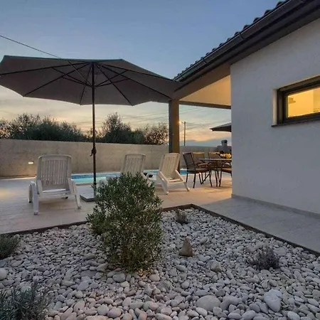 Sissano Mit Privatem Pool In Naehe Pula